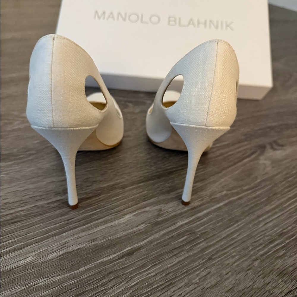 Manolo Blahnik White Pointed Slingback Stiletto Heels - Picture 3 of 7